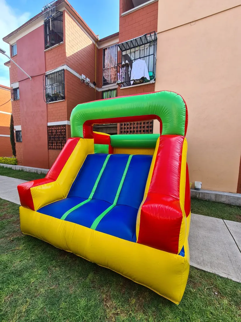 Mini inflable colorido para espacios pequeños
