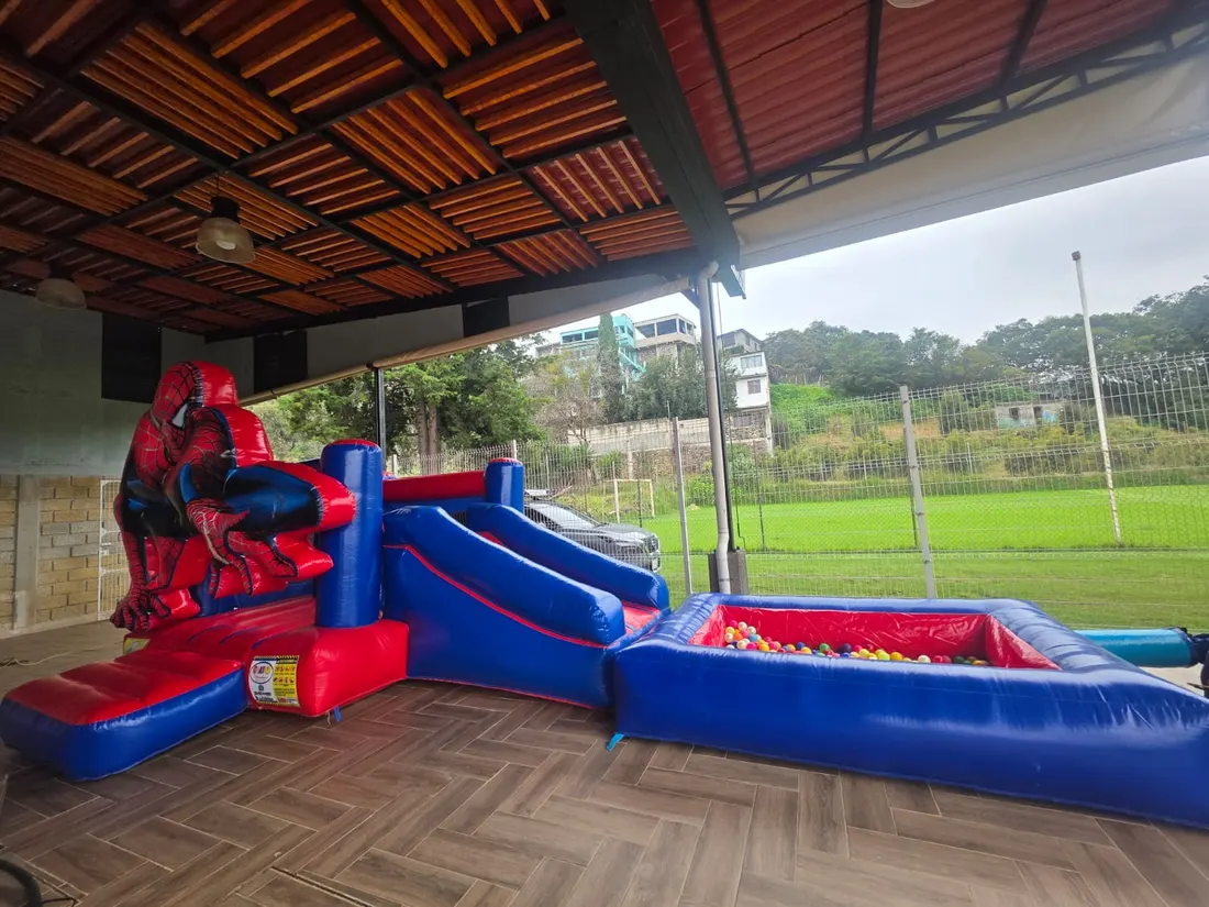Inflable temático de Spiderman con resbaladilla