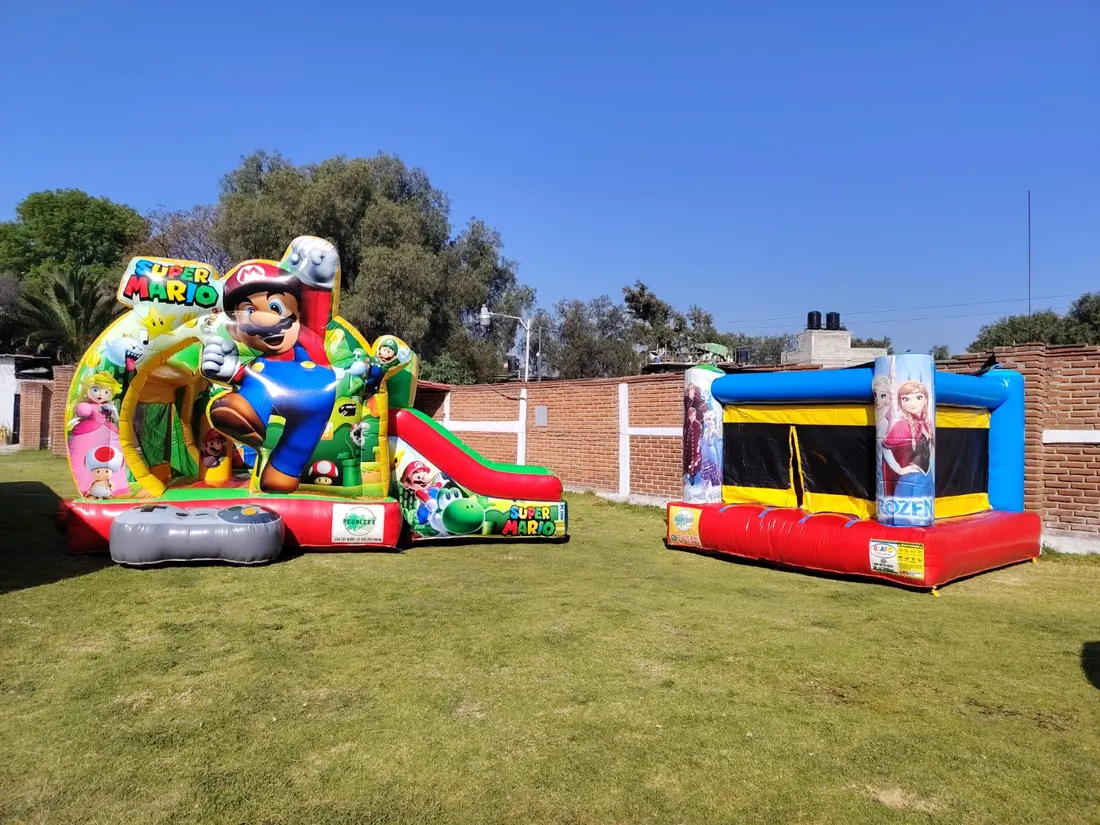 Inflables infantiles limpios y coloridos instalados al aire libre
