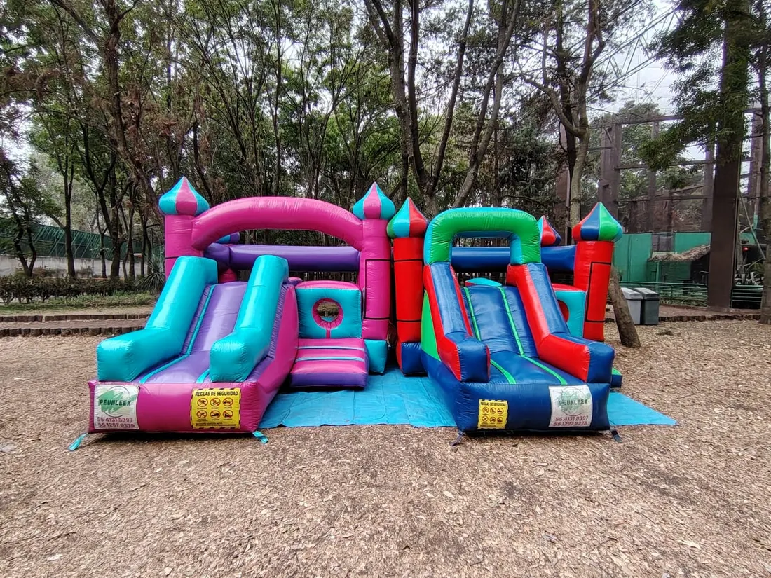 Varios inflables colocados y listos para un evento